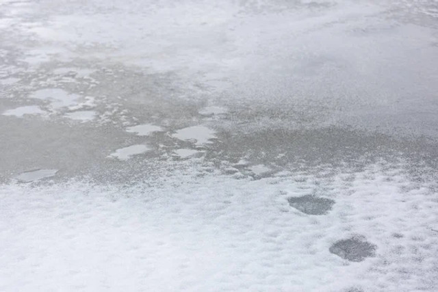 Як поводитися на льоду взимку: правила безпеки, які можуть врятувати життя - фото 596746