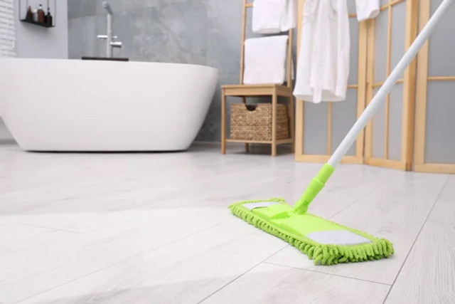 Дзеркальна підлога без розводів: простий засіб із ванної кімнати, який працює - фото 596839