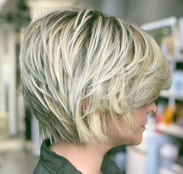 Коротка стрижка, яка омолоджує на роки: чому soft pixie знову стала головним трендом - фото 596860