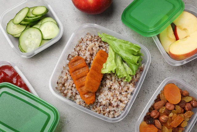 Пластикові контейнери можуть нашкодити: які продукти не варто в них зберігати - фото 597534