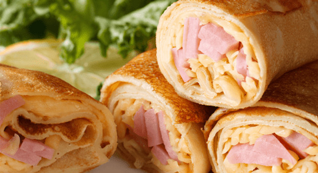 Млинці з вареною ковбасою - фото 597625