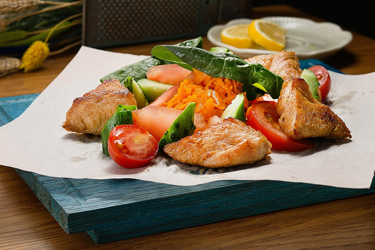 Салат з куркою та ананасом - фото 1