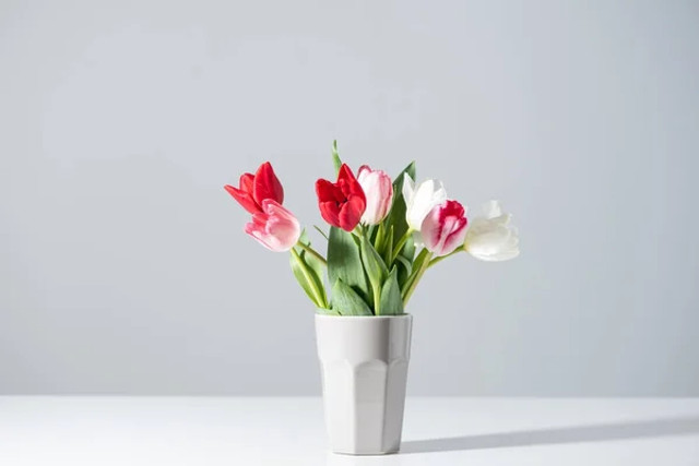 Зрізані квіти стоятимуть удвічі довше: як зробити домашній кондиціонер для вази - фото 598178