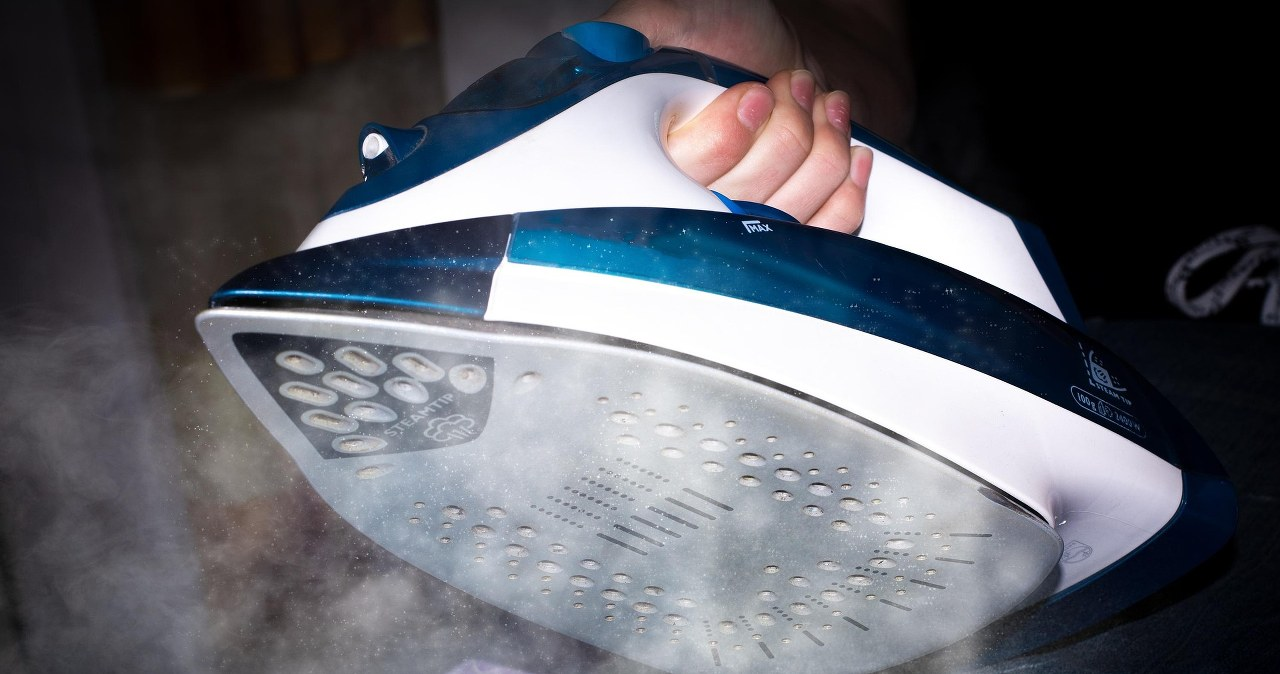 Як очистити підошву праски: прості способи, які врятують ваш одяг - фото 1