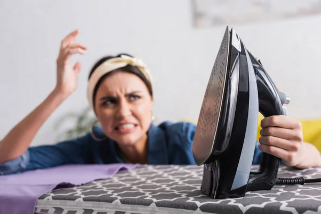 Як очистити підошву праски: прості способи, які врятують ваш одяг - фото 598212