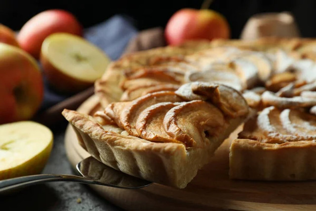 Пиріг на сковороді за 30 хвилин: рецепт, який підкорює з першого шматка - фото 598218