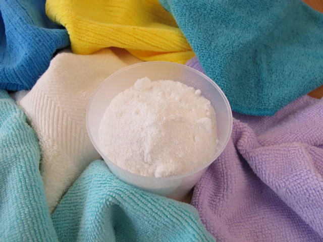 Білі шкарпетки знову сяятимуть: 5 перевірених способів вивести плями - фото 598225