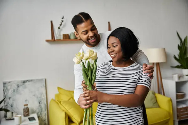 Як попросити чоловіка дарувати квіти: 5 делікатних способів натякнути без сварок - фото 598231