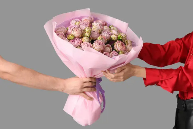 Як попросити чоловіка дарувати квіти: 5 делікатних способів натякнути без сварок - фото 598233
