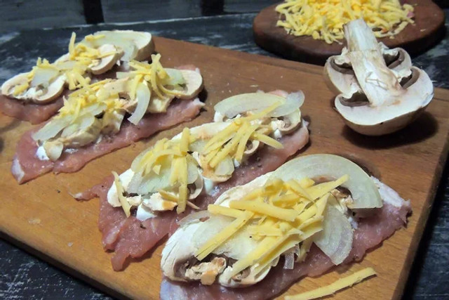 М’ясо по-французьки з сиром і грибами: як приготувати соковиту страву, яка підкорить всіх - фото 598572