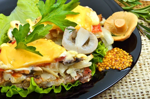 М’ясо по-французьки з сиром і грибами: як приготувати соковиту страву, яка підкорить всіх - фото 598573