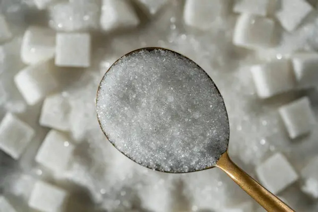 Скільки цукру можна їсти щодня: безпечна норма та небезпечні наслідки для організму - фото 598577