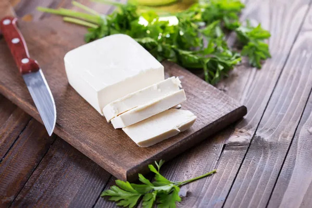 З’їжте цей сир перед сном: простий продукт допоможе швидко заснути й покращить самопочуття - фото 599549