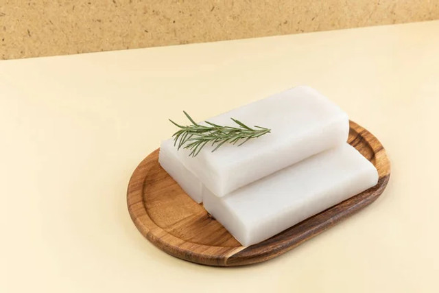 З’їжте цей сир перед сном: простий продукт допоможе швидко заснути й покращить самопочуття - фото 599550