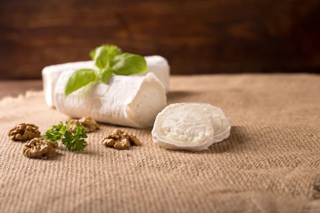 З’їжте цей сир перед сном: простий продукт допоможе швидко заснути й покращить самопочуття - фото 599551