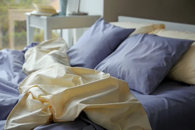 Скільки комплектів постільної білизни потрібно мати вдома: яка їх ідеальна кількість - фото 599886