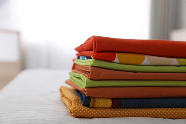Скільки комплектів постільної білизни потрібно мати вдома: яка їх ідеальна кількість - фото 599887