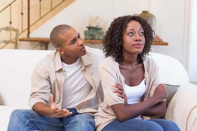 10 фраз, які руйнують повагу у стосунках: психологи пояснили, чому їх краще не говорити - фото 599919