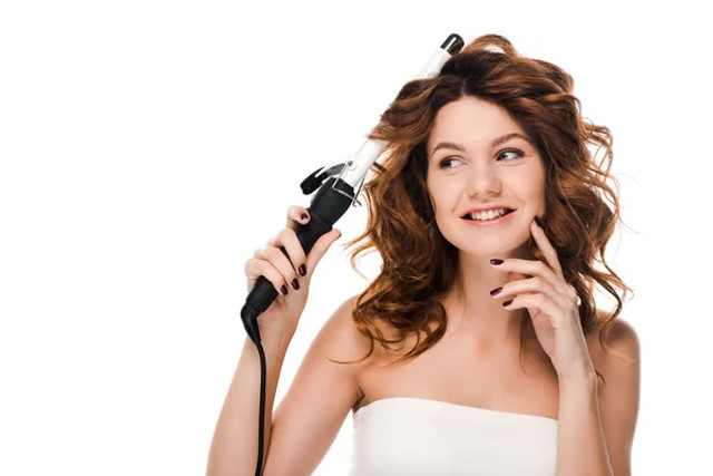 Чому локони не тримаються і виглядають неохайно: головні помилки під час завивки волосся - фото 600482