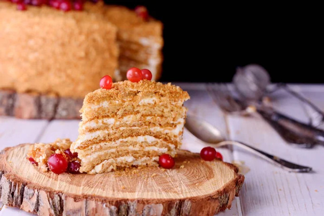 Насипний сметанник без замішування тіста: як приготувати ніжний пиріг із простої крихти - фото 600514