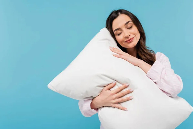 Стару подушку не викидайте: як повернути їй об’єм і м’якість за 10 хвилин - фото 600522