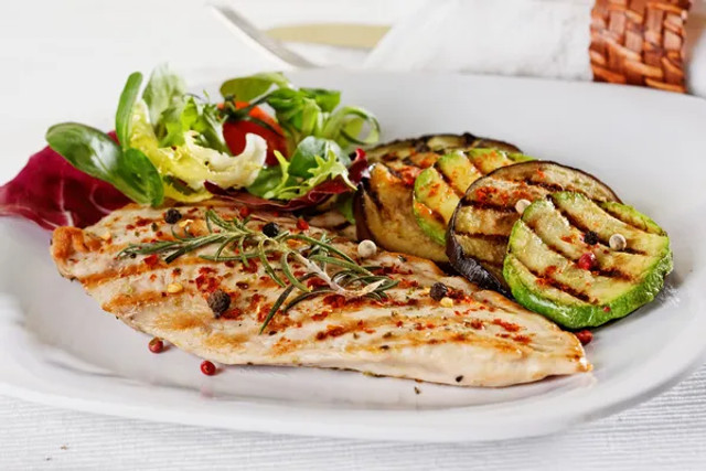 Курка на сковороді з овочами за 25 хвилин: як приготувати соковиту та легку страву - фото 600545