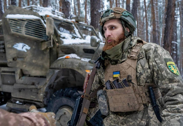 Слово на передовій: українські письменники, які змінили кабінети на окопи і творять досі - фото 600809