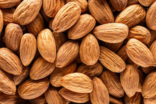 Мигдаль допомагає худнути: чому цей популярний горіх радять додати до раціону - фото 602142