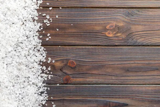 Сіль на порозі: навіщо господарі насипають її біля дверей та як це може захистити дім - фото 602238