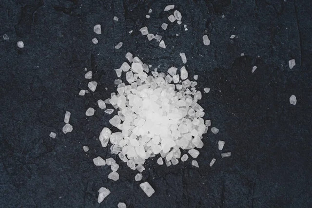 Сіль на порозі: навіщо господарі насипають її біля дверей та як це може захистити дім - фото 602239