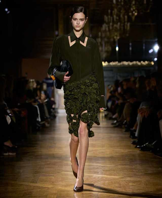 Вікторія Бекхем презентувала нову колекцію на Тижні моди, натхненну польською художницею - фото 602528