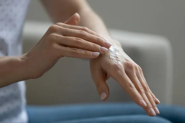 Суха шкіра рук зникне за кілька днів: простий домашній метод з вітаміном Е - фото 602787