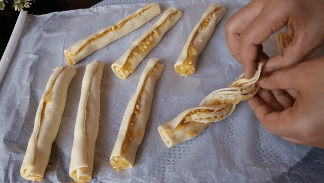 Пачка листкового тіста і 2 яблука – і десерт готовий: проста випічка до чаю - фото 602803