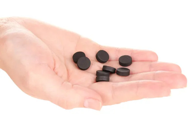 Як продовжити життя букету тюльпанів: простий лайфхак із активованим вугіллям - фото 602806