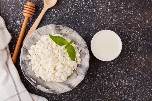 Як обрати найкорисніший кисломолочний сир: 9 порад, які допоможуть знайти якісний сир - фото 602812