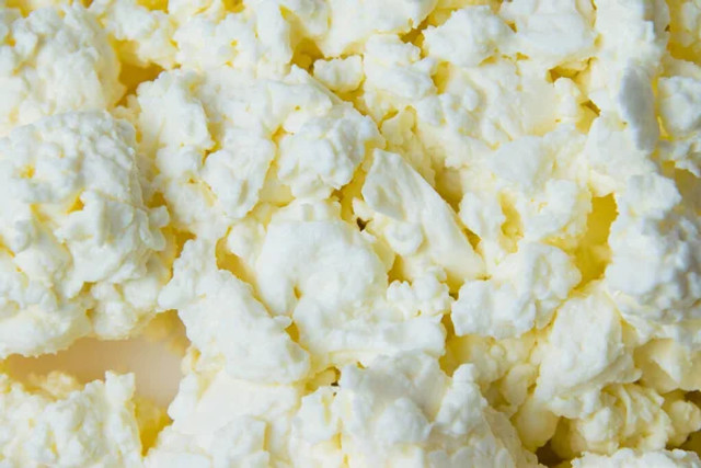 Як обрати найкорисніший кисломолочний сир: 9 порад, які допоможуть знайти якісний сир - фото 602813