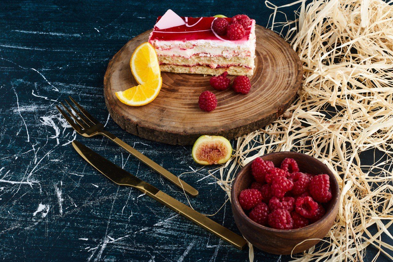 Торт без випікання за 15 хвилин – ніжний десерт із бісквітних рулетів та ягід