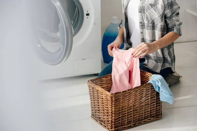Як прати кольорові речі, щоб вони не линяли: прості правила, які збережуть одяг яскравим - фото 603790