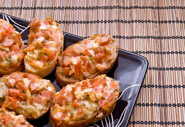 Гарячі бутерброди за 5 хвилин: як приготувати ситний перекус із простих продуктів - фото 603795