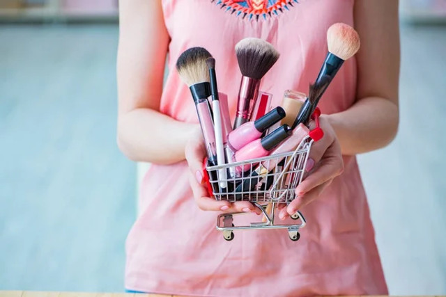 Надлишок косметики шкодить шкірі: косметолог назвала головну помилку у догляді за обличчям - фото 603810