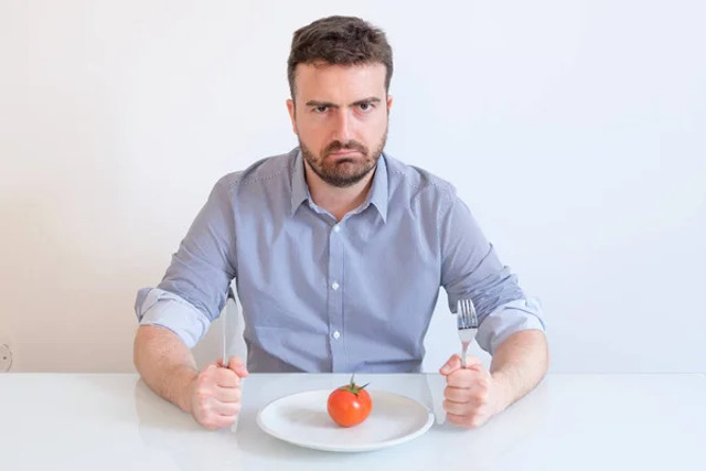 Ця помилка в харчуванні уповільнює метаболізм: багато людей роблять її щодня - фото 604679