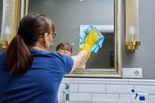 Не купуйте десятки засобів для прибирання: один аптечний флакончик допоможе навести лад - фото 604687