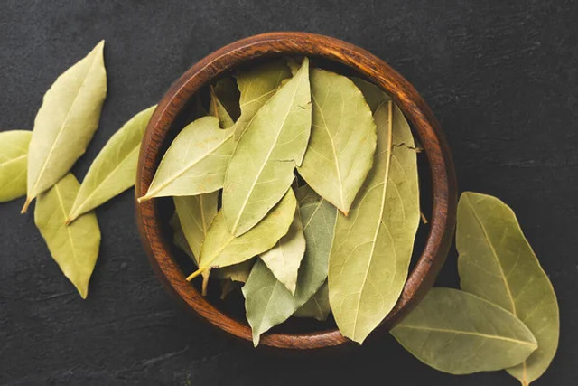 Як позбутися неприємного запаху у взутті: простий лайфхак із лавровим листом - фото 604997