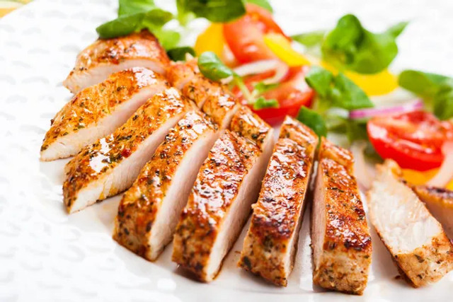 Не тільки куряча грудка: 8 продуктів із високим вмістом білка, які варто додати до раціону - фото 605010