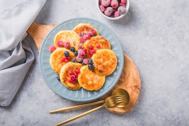 Сніданок без поспіху: як приготувати сирники з фініками для смачної та легкої страви - фото 605100