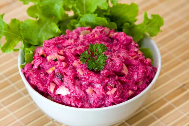 Салат з буряком, який підкорює з першої ложки: простий рецепт із доступних інгредієнтів - фото 605749