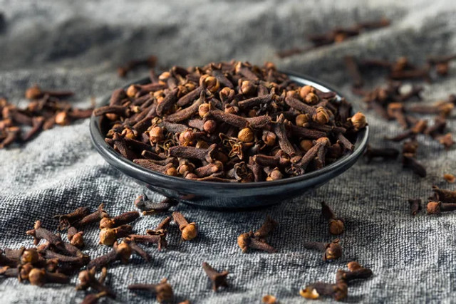 Час класти гвоздику в шафу: простий лайфхак, який допоможе позбутися молі без хімії - фото 606017