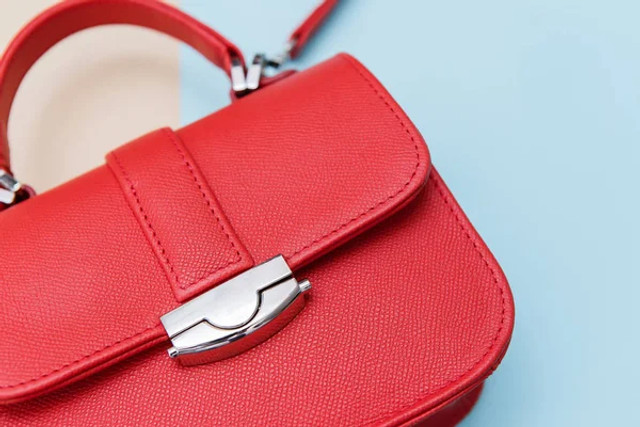 Червона сумка знову в моді: як носити головний аксесуар весни 2026 і виглядати стильно - фото 606030