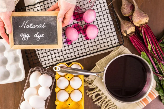 Всього один овоч – і крашанки стануть яскравими: як пофарбувати яйця буряком до Великодня - фото 606054