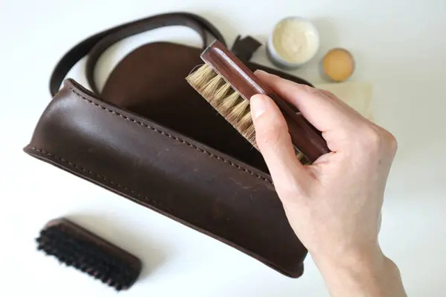 Ідеальна чистота без зайвих витрат: 10 правил догляду за шкіряними сумками - фото 606792